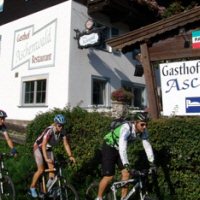 Fietsers voor het Gasthof
